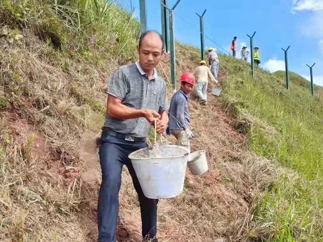 圖為：與工人一起搬運(yùn)混凝土（修圖）.jpg